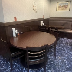 お食事を皆様でシェアしやすく、会話も弾む丸テーブルをご用意しております。和やかな雰囲気の中で、美味しい料理を心ゆくまでお楽しみください。