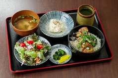 選べる辛さと多彩な単品メニューで自分好みのランチ◎