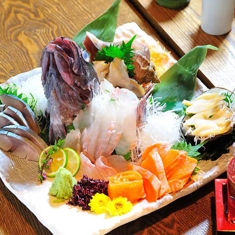 新鮮な魚介を炉ばたで楽しむ和の空間で、贅沢なひとときをお過ごしください