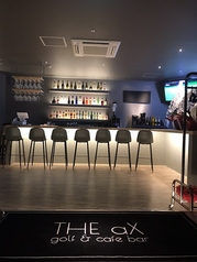 並んだボトルがライトアップされたおしゃれなカウンター席で、ウイスキーやワイン、特選のジンなどをしっぽりとお楽しみください。