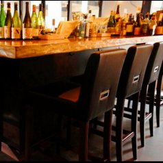 一枚板のカウンター席では、調理を間近に眺められるライブ感を楽しめます。おひとり様や軽く飲みたい方にもおすすめです。