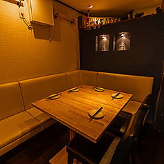 ダイニングテーブルスペースは、隣のお席との間隔を広めの為、ベビーカーでの入店も◎ご家族連れでもゆっくりと楽しめます。当店の飲み放題メニューはとっても豊富!!女性に大人気のサワーやカクテルはもちろんのこと、日本酒やハイボールまで充実のラインナップ。中学生未満のお子様は500円でフリードリンクが楽しめます。