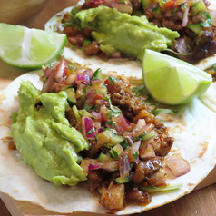 【本格的な味わい】お酒との相性も抜群！具材たっぷりのこだわり「タコス」の写真