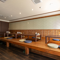 【掘りごたつ席】】4名様席×4。掘りごたつ席なので落ち着いた雰囲気で美味しいお料理とお酒を愉しむことができます!ご家族や、ご友人、同僚とのお食事はもちろん、2時間飲み放題もございますので各種ご宴会にご利用くださいませ!テーブルを繋げることも可能です。