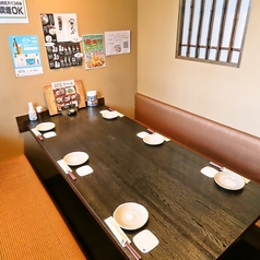 【4名様向け完全個室】雰囲気も自慢の個室！女子会、男子会、会社飲み会、お友達同士や、ご家族にも◎人数に合わせてお席にご案内いたします。様々なシーンに最適な旬の食材を使用した飲み放題付の宴会コースも各種ご用意しています。また単品でのアラカルト用の飲み放題プランも併せてご利用くださいませ。