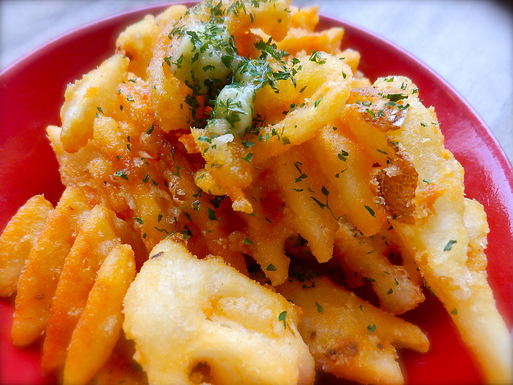 揚げポテトアンチョビバターのせ