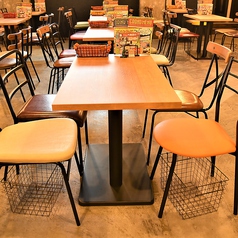 【テーブル席】ホールに広がるテーブル席。テーブルを連結することができるので、6名様や8名様など様々な人数にも対応可能です！