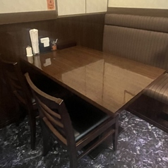 2名様～4名様でご利用いただけるテーブル席をご用意。ご友人やご家族とのお食事、デートなど、様々なシーンでゆったりとお過ごしいただけます。