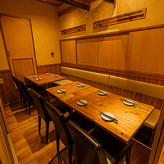 ランチでも仕事帰り、買い物帰りにも気軽に使えるテーブル席!都会の喧騒を忘れさせてくれるはずです!お得な宴会コースも1,980円~多数ご用意!池袋での女子会や合コン・宴会などの様々なシーンにお応えすることが可能となっております。