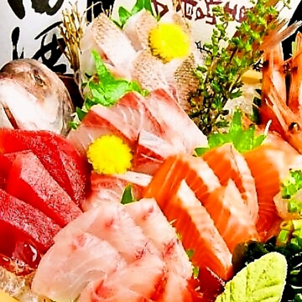 【当店イチオシ！刺身 大漁盛り】桶から溢れそうなほど一杯に盛り付けられた鮮魚は「圧巻」の一言！