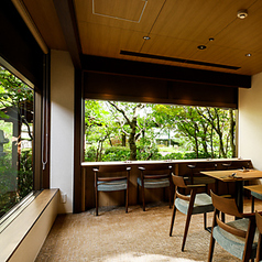 デザート専用のお部屋のカウンター席では、日本庭園を目の前にゆったりとお過ごしいただけます。