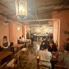 友人同士やご家族での集まりにぴったりな、使い勝手の良いテーブル席です♪木の温もりが感じられる広めのテーブルで、ワイワイ楽しむのに最適◎