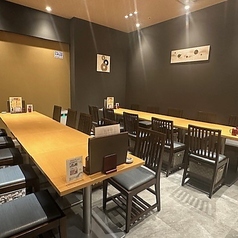 お店の奥スペースは最大20名様まで貸切可能です。周りを気にせずわいわいと楽しめるため、ご親族のお集まりや会社のご宴会に最適◎プライベート感を大切にしたい特別な日の会食にもぴったりな空間です。広々としたお席で、自慢の鰻料理を囲みながら素敵なひとときをお過ごしください。