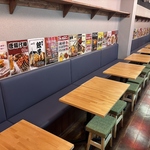 ゆったり寛げるソファ席を完備。女子会やデート、少人数の集まりにも最適。居心地の良い空間をご提供