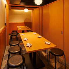 みんなでゆったり過ごせる個室。友人との飲み会や会社の宴会にも周りを気にせずゆっくりとお楽しみいただけます会話が弾む落ち着いた空間で、美味しい料理とお酒を気軽に満喫できます。