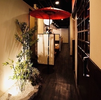 和の情緒あふれる優美な店内で落ち着いてお食事できます