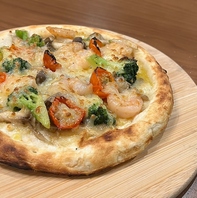 ピザ釜仕上げの香ばしさ！自家製チーズの贅沢な味わい