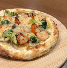 ピザ釜仕上げの香ばしさ！自家製チーズの贅沢な味わい