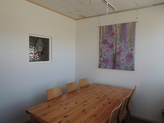 窓の多い明るい室内です。完全予約制でご提供しておりますので、ゆっくりとお過ごしいただけます。