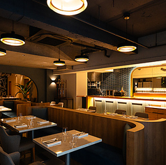 【テーブル席：2名×8卓（片側ソファー席）】