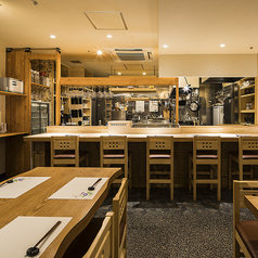 カウンター席は最大6名までご利用いただけるお席になっております。一人でもふらっと立ち寄れ肩肘張らない和酒場。静かに酒と向き合えるカウンター席が好評です。