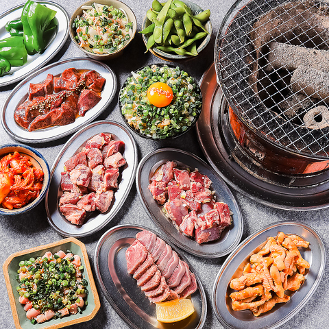 朝締め国産豚の新鮮ホルモンとハツ刺しが人気。七輪焼肉を気軽に楽しめる酒場