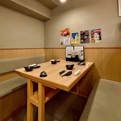 2から6名様まで少人数様向けのお席でご案内可能な半個室のお席になります。区切られたお席で、ごゆっくりお楽しみくださいませ。