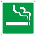 店内は完全禁煙ですが、お店の入口前にて喫煙所を設置しております！