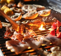 沖縄の食材を炭火BBQで！【焼きの市場】