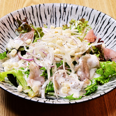 生ハムと温玉のシーザーサラダ
