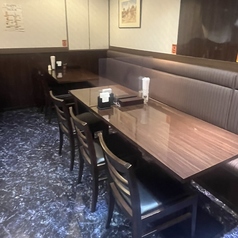 片側がソファー席のテーブル席で、ゆったりとお食事をお楽しみいただけます。少人数から大人数まで対応可能で、お子様連れのママ会や女子会にも最適。