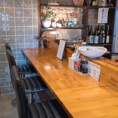 お仕事帰りにふらっと立ち寄るなら、カウンター席がおすすめ。全8席あり、お一人様でも気兼ねなく、美味しい料理とお酒をサクッと楽しめます♪