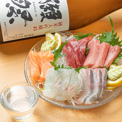 新鮮な刺身盛り合わせで味わう海の恵み◎