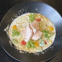 赤城鶏の鶏ハムとほんのりワサビのクリームソース