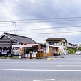 【充実のテイクアウトメニュー】お店の外のスペースでテイクアウトメニューを販売しております！屋台気分が盛り上がる屋台風の店構えと壁に貼られたメニューがエモい♪お祭りも開催されない今だから、当店でちょっとしたお祭り屋台の気分を楽しんでください。大人気のホルモン唐揚げは100gから300gまでお好きな量を注文OK！