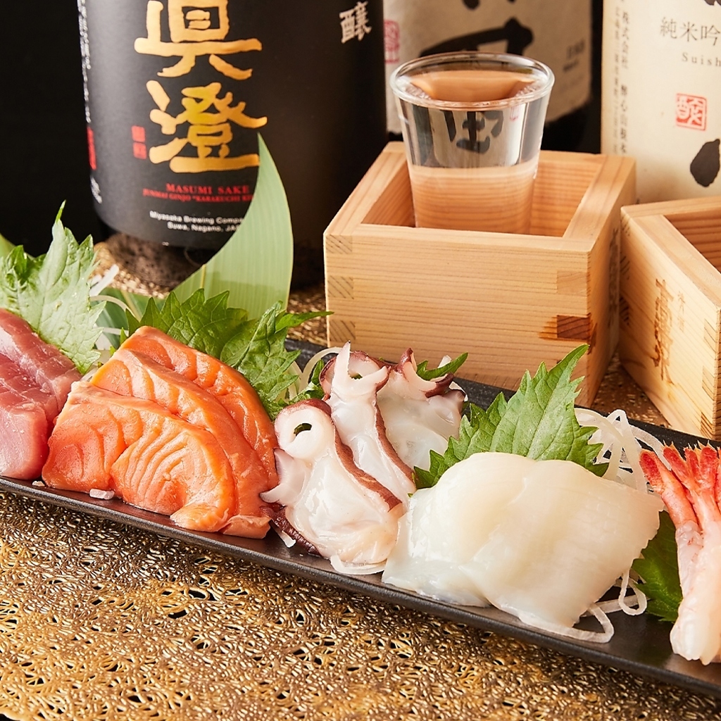 市場直送鮮魚のお刺身や人気の焼鳥などお料理は豊富！ゆったりした空間でお好きな料理をご堪能下さい