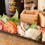 市場直送鮮魚のお刺身や人気の焼鳥などお料理は豊富!ゆったりした空間でお好きな料理をご堪能下さい