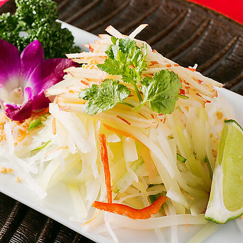 活気あふれる店内で本格シンガポール料理の数々をお楽しみください。