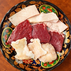 【職人が厳選した新鮮なホルモン3種を盛り合わせ。部位ごとの旨味と食感の違いを楽しめる】ホルモン3種盛りの写真