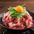 養老乃瀧を語る上で欠かせないロングセラー！柔らかい牛肉と玉ねぎを、特製の甘辛いタレでじっくりと煮込んだ奥深い味わいが特徴です。一口食べれば、どこか懐かしくホッとする美味しさが口いっぱいに広がります。お酒のアテにはもちろ