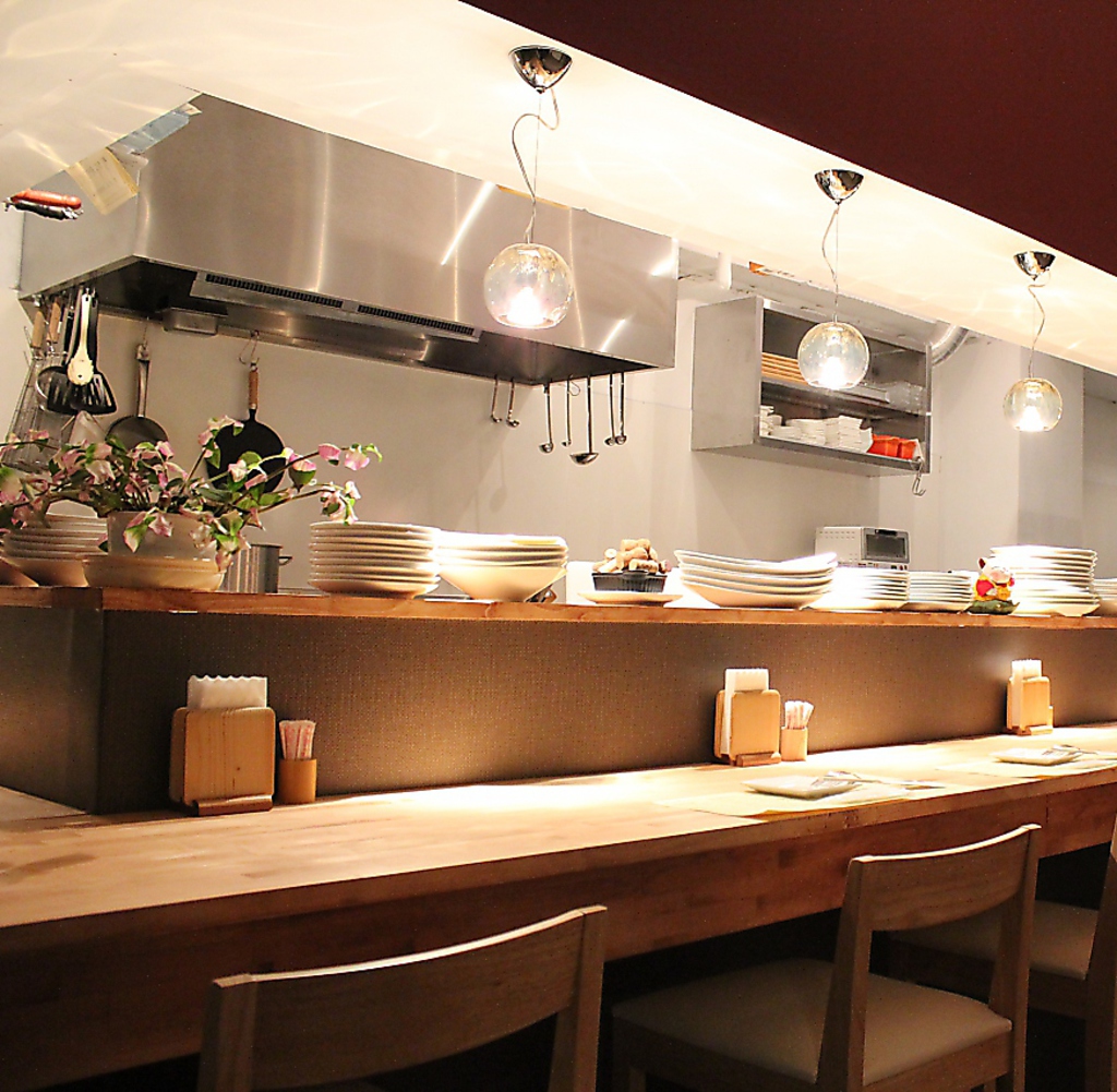 お洒落なカウンターはお一人様から大人のデートまで幅広いシーンでお使いいただけます