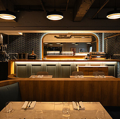 【テーブル席：2名×8卓（片側ソファー席）】