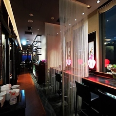 銀座の夜景を眼下に、開放的な店内空間で優雅なひと時を。デートや記念日にもピッタリ。非日常をお楽しみください