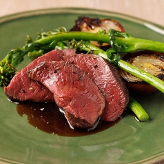 北海道産蝦夷鹿のグリルベリーと赤ワインのソースの写真