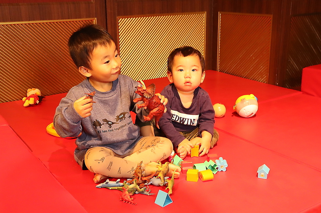 キッズスペース、簡易おむつ替えベッド完備☆離乳食レンジ利用やミルクのお湯もお気軽にスタッフまで