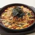 山芋をたっぷりと贅沢に使用した、養老乃瀧オリジナルの人気メニューです！お好み焼き風の香ばしい香りと、口の中でとろけるような「ふわトロ」食感がクセになる逸品。出汁の効いた優しい味わいは、お酒の合間にもぴったりです。熱々のうちに頬張れば、素材の甘みが広がります。ぜひ一度、この感動体験を！