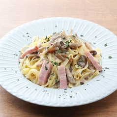 トリュフ香る3種のキノコとベーコンのクリームパスタ