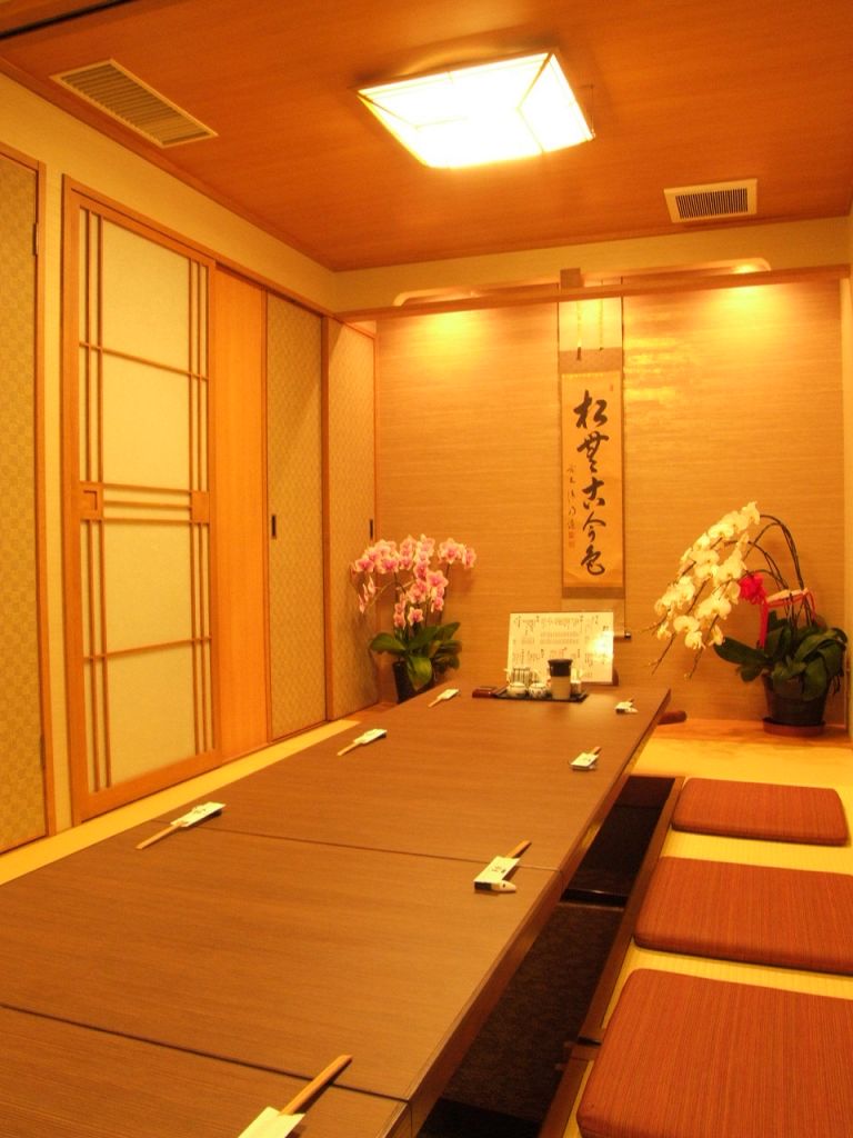 店内は、ゆったりくつろげる掘ごたつ席で最大22名迄の宴会にも対応できます。