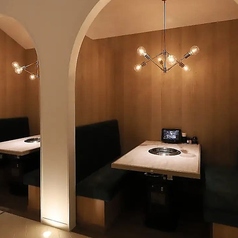 【半個室：4名様×2】記念日やご宴会など、スタイリッシュな空間で楽しむ。洗練されたスタイリッシュな店内の中でも、一際おしゃれな半個室。2～4名様までご利用いただけるBOXソファーシートのお席です。あたたかな灯りに包まれた空間は、ご宴会はもちろん記念日、デートなどにもぴったり♪