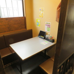 温かな照明が心地よい4名様向けの半個室テーブル席です。仕切りを外せば最大12名様のご宴会にも対応可能！広々とした卓上で、お料理やドリンクが一度に並んでもゆったりお食事ができます。ご家族の団らんや友人との飲み会など、周りの景色を気にせず仲間とワイワイ楽しめるプライベート感のある空間です。